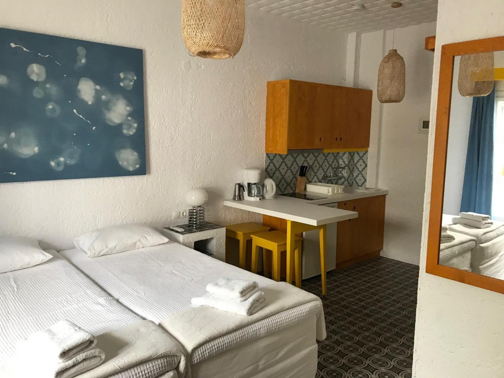 Manolis' House Aparthotel Skiathos Town Exterior photo